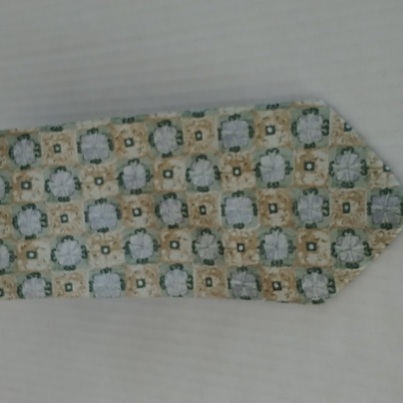 The Metropolitan Museum of Art 100% Imported Silk Tie Green/Tan Shades of Color - Picture 4 of 7